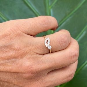 14k Yellow gold Lips Ring kiss ring pave CZ stones